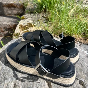 Sandaler från Topshop - Oanvända sandaler från Topshop i storlek 38. 