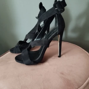 Högklackade svarta mocka - Högklackade svarta mocka st 37 fint skick 50 sek