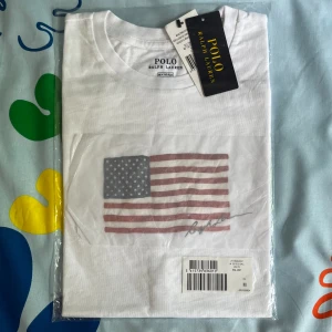 Ralph Lauren T-shirt - Riktigt snygg och oöppnad Ralph Lauren tröja. Den är en medium för pojkar/small för kvinnor.  Pris kan diskuteras💗