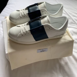 Valentino garavani sneakers  - Säljer ett par valentino skor i storlek 43. Jätte bra skick har aldrig använts då skorna inte passar.  Pris kan alltid diskuteras 👍