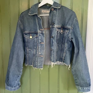 Jeansjacka - Overzised jeansjacka som jag själv klippt av för en croppad boxig fit. Väldigt bra skick. 