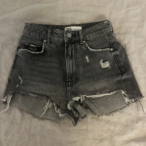 Jeansshorts Zara - Nästan helt oanvända superfina shorts från Zara!!🌸