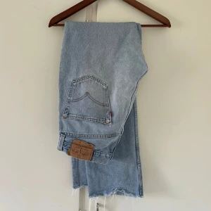 Levis 501 - Levis 501, avklippta. Skulle gissa storlek 28/29   