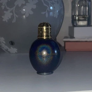 Wonderstruck by Taylor Swift - Taylor Swifts Wonderstruck parfym, inte använt många sprej så borde vara relativt full, vad jag uppfattar de som är det den första doften Taylor släppte och den finns inte längre att köpa