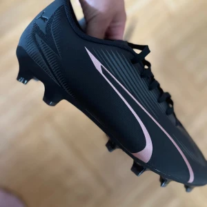 Puma fotbollsskor  - Storlek 41 helt nya med ord lådan