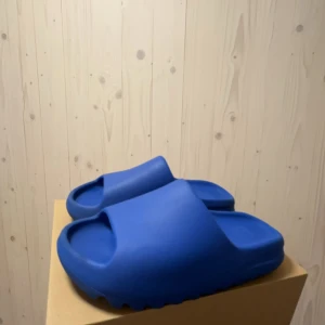 Adidas Yeezy slides - Säljer mina Adidas Yeezy slides ’azure’ i storlek ”43”  Använda fåtal gånger I väldigt bra skick  Kan skicka men köparen står för frakten 