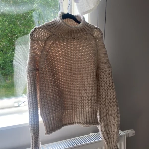 Turtleneck stickad tröja! - En beige stickad tröja med turtleneck, från H&M! Storlek i S! Säljs inte längre och den då inte passar mig så bra, köptes för ungefär 149:- Så 60kr hade varit ett bra pris!🤍 Den är i b ta skick, inga fläckar eller så! (Står ej för postens slarv)