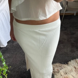 Vit långkjol  - Super fin stickad långkjol med slits på sidan. Använt ett fåtal gånger🫶