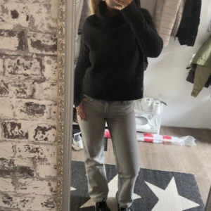 Grå jeans  - Ljuset är konstigt dem är lite mörkare :)