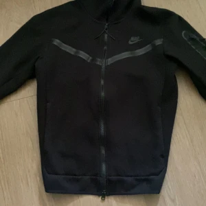 Nike tech - Hej, säljer denna kofta då den inte passar mig. Superbra skick utan några märken eller fläckar, materialet är jättebra och skönt. Mått kan ordnas. Det bara höra av om du vill ha mer info och bilder😃 priset kan sänkas vid snabbaffär.