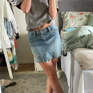 Jeanskjol  - Kort jeanskjol, köpt på marknad & saknar storlek men passar som en xs/s💙 använd gärna köp direkt funktionen🤗