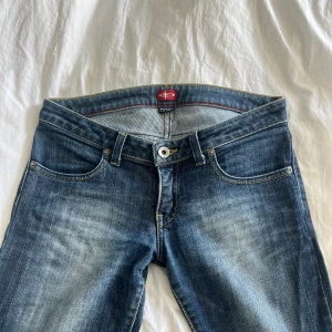Lågmidjade jeans - Säljer nu mina lågmidjade jeans som är jättesnygga! Stl 26/32 (passar XS/S) Sprättade längst ner. Inga defekter alls!