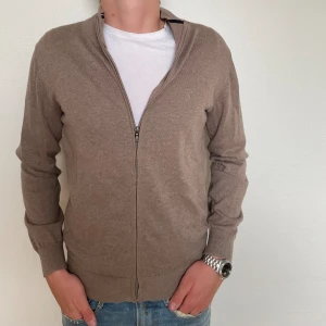 Stickad cardigan  - Säljer en full zip cardigan från Murrey, storlek M och sitter bra på modellen som är 185cm och väger 79 kg.  För andra funderingar skicka gärna ett dm!