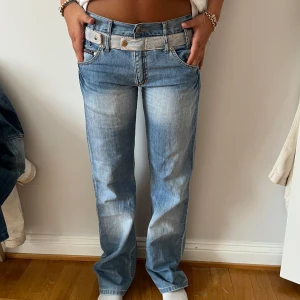 UNIKA JEANS   - Jätte snygga jeans!! 