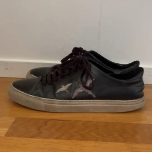 Svarta skor  - Jättesnygga Axel Arigato skor. Nypris 2200kr men jag säljer för 399kr. Rätt så slitna där av priset. Går att diskutera vid snabb affär!