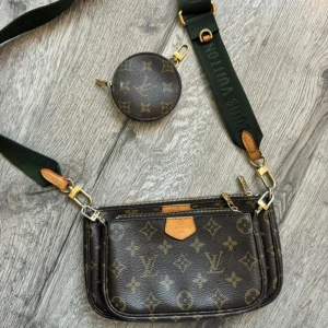 Väska  - Superfin väska, köpt via Plick. Kan inte garantera äkthet därav priset 💗