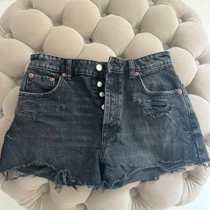 Svarta jeansshorts - Svarta jeansshorts från Zara. Helt oanvända då de är försmå för mig. Storklek 36