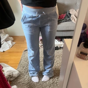Blåa juicy couture byxor - Säljer mina fina juicy couture byxor i storlek xxs. De är använda men i fint skick.💕