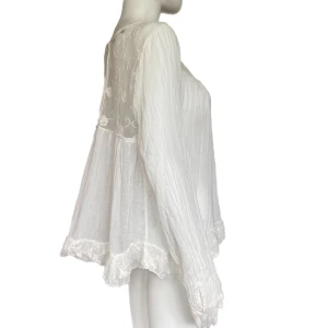 Blus - En vit flowy, och lite bredare sommarblus i fint skick. från Elitzia, storlek M. MÅTT:  Axel till axel 40cm, Ärmlängd 60cm, Armhåla till armhåla cirka 55cm (svårt att få exakt mått) & Längd (armhåla och ner) 35cm