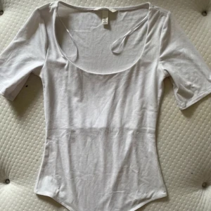 body - vit body i skönt material, endast testad