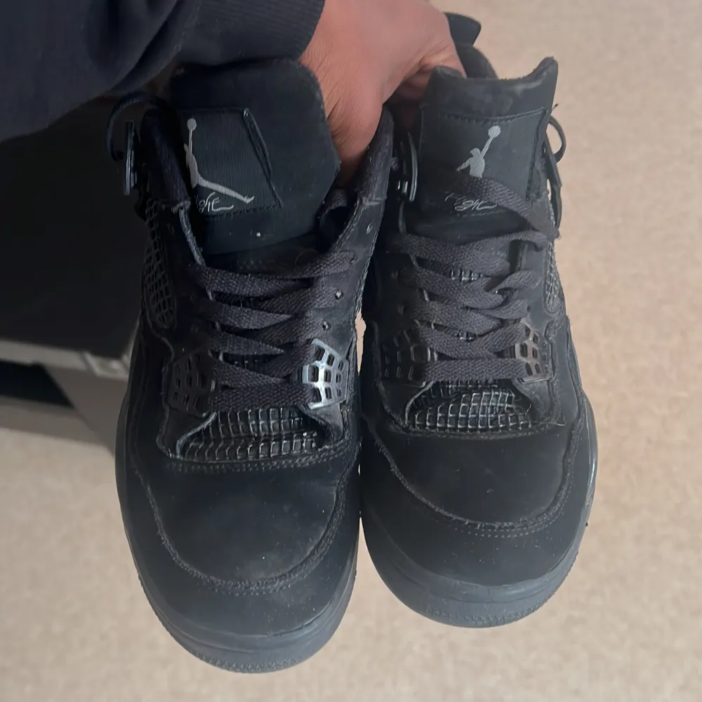 Jordan 4 black cats som jag har vuxit ur i storlek 42 bra skick lite smuts men går o tvätta . Skor.