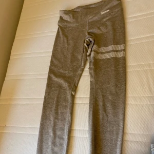 Träningsbyxor från stronges  - Beiga högmidjade leggings från stronger  Använd fåtal gånger  Nypris 699 