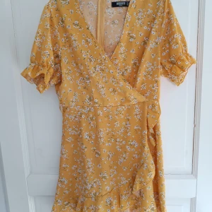 Missguided klänning  - Aldrig använd, fin sommarklänning 🌻