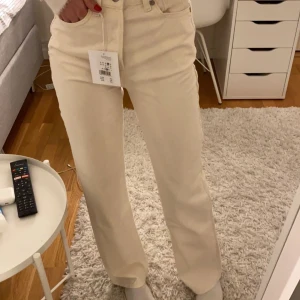 beiga jeans - skitsnygga beige jeans ifrån bikbok! använda endast 1 gång så precis om nya! nypris 699 och slutsålda!