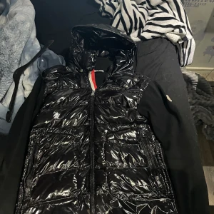 Moncler cardigan - Säljer nu min moncler cardigan som Inte andvänds längre perfekt nu en kall sommar kväll dessutom till ett riktigt bra pris!