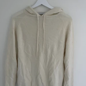 Merinoull Hoodie - Säljer en riktigt soft merinoull hoodie från Tiger of Sweden i storlek M men den sitter som en S. Den är lite skrynklig på bilden men försvinner om man använder den. Kan skicka eller mötas upp i Stockholm.