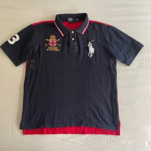 Polo Ralph lauren pike big pony Mercer polo team - Köpt begagnad och i väldigt fint skick, bara använd en gång av mig då den var lite för kort (är 2,02m)  Storlek XXL passar även XL om man är lite bredare passar den också L Chief Keef type tröja
