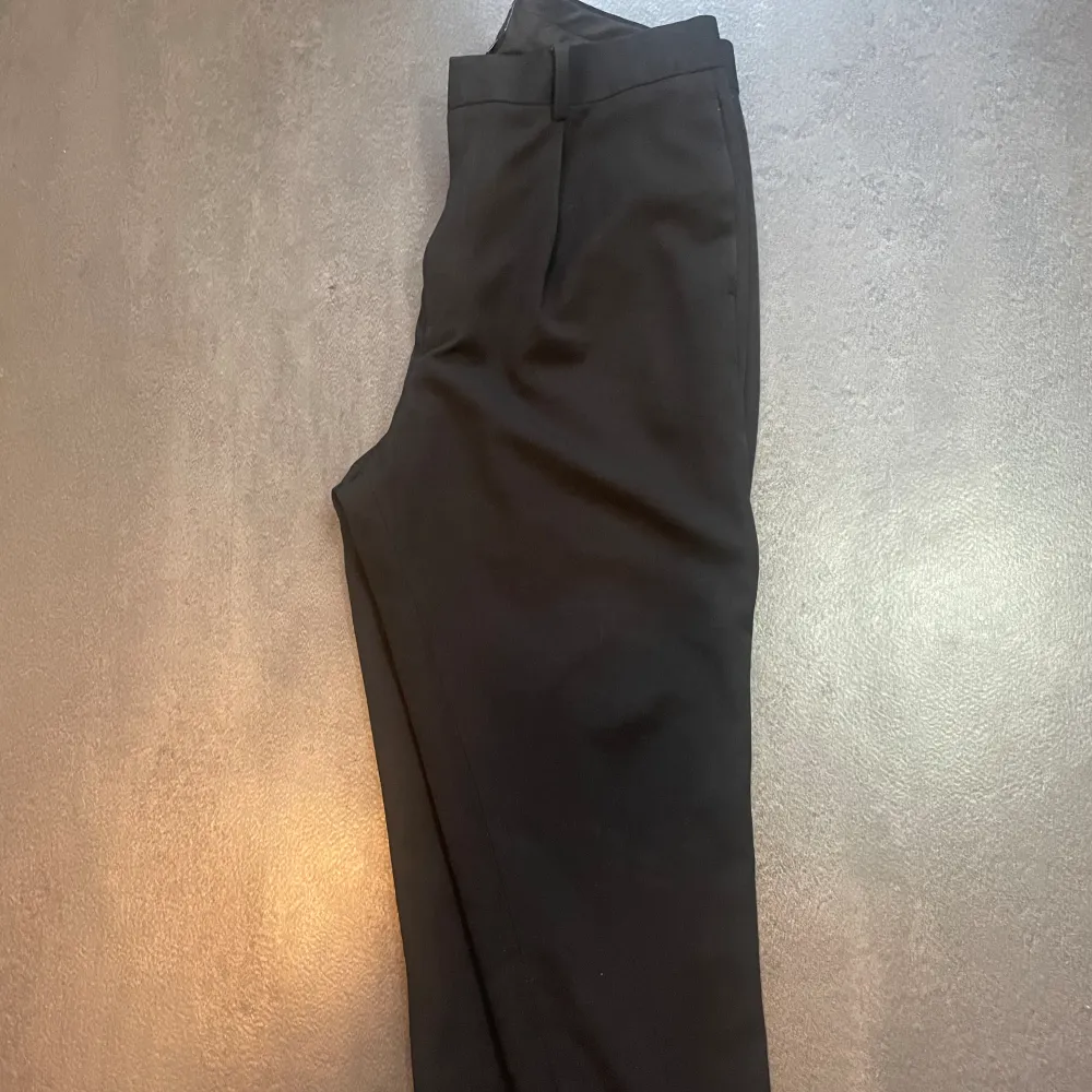 Svarta kostymbyxor från Asos DESIGN i storlek w34/l30, 86cm bred 76cm lång. Endast använd någon enstaka gång. Mycket bra skick.. Jeans & Byxor.