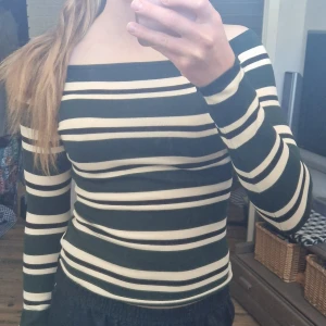 Randig tröja - Randig båtringad/off shoulder tröja. Superfin passform men har inte kommit till användning. Nyskick! 
