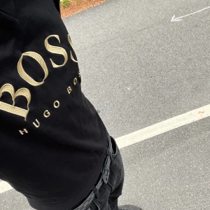 Hugo Boss Sweatshirt - Gamla versionen av hugo boss som är väldigt svår att få tag. Den kommer med Scan.
