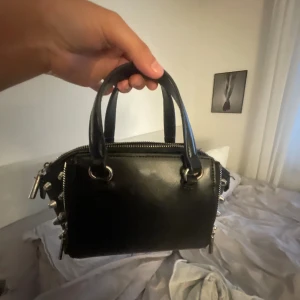 Handväska zara  - Liten fin handväska med nitar från zara, fint skick 