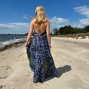 Långklänning  - Otroligt fin långklänning som är köpt utomlands.🌸🫶 Skulle säga att den passar XS-L eftersom man kan reglera storleken. Den liknar zara klänningarna. Pris kan diskuteras och köparen står för frakt.🩷