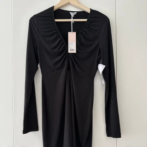 Coctailklänning Bubbleroom - Helt ny klänning från Bubbleroom med detalj i fram. 