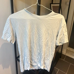 Ljusblå t-shirt - T-shirt från Weekday i mycket bra skick. 