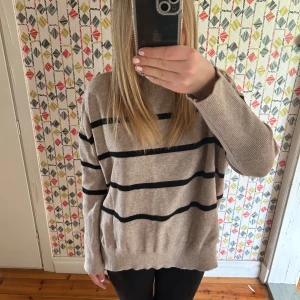 Randig stickad tröja - Stickad tröja i fint skick från BikBok i storlek XS. Passar XS-M.  