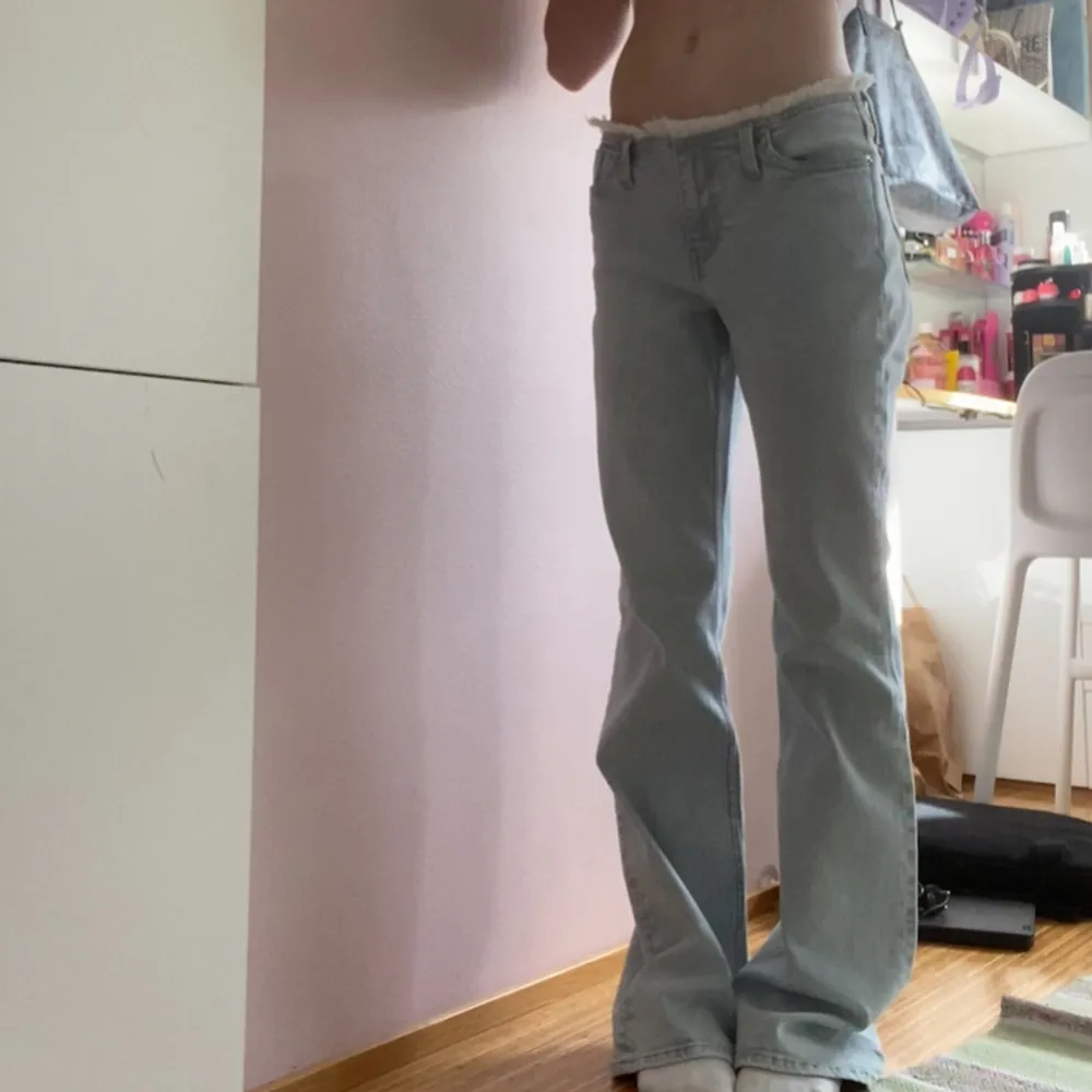  Säljer mina supersnygga aldrig använda jeans, de är unika och väldigt fin färg. Fransar vid midjan kontakta vid frågor💗🥰. Jeans & Byxor.