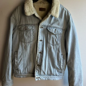 10/10 galen rygg -  Superfin jeansjacka med ulltyg på insidan Med galen Print på ryggen. Super tjock och tung för kalla dagar. Säljer den då jag aldrig använder den längre  Passar L och XL