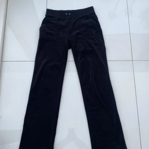 Äkta juicy couture - Svarta juicy ganska ändvända men inget man ser på dom