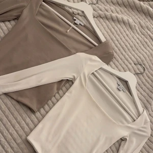 Toppar - Nu säljer jag dessa två toppar i rosa/beige och vit i storlek S❤️Båda är i fint skick och jag säljer de då dem ej kommer till användning. Hör av dig för fler frågor + köparen står för frakt!❤️🌸75kr/styck
