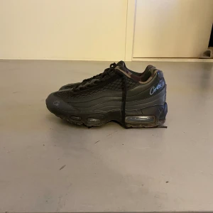 Nike Air Max 95 SP Corteiz Aegean Storm - Storlek 40, jag köpte här på plick för 1200 och då var dom helt oanvända. Riktiga med box. Personen jag köpte skorna av tejpade tyvärr runt boxen så boxen är lite skadad men man ser fortfarande Corteiz loggan. Skick 7/10, dom är lite smutsiga