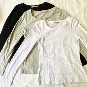 3-pack basic toppar - Tre toppar från Anna Field i vit, svart och grå. Priset avser alla