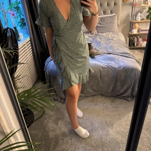 Klänning  - Grön prickig klänning från Vero Moda i storlek s. Använd en gång så den är i väldigt fint skick. 