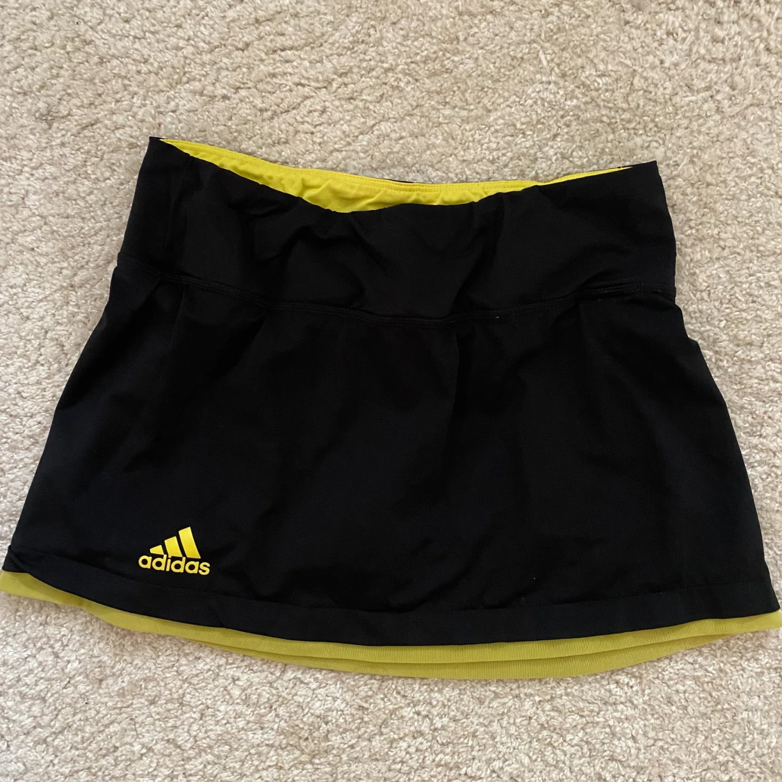 Gul och svart tenniskjol 