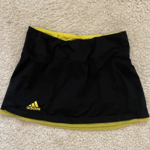 Gul och svart tenniskjol  - Adidas kjol