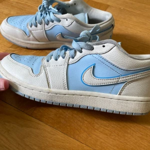 Jordan low ice blue  - Snygga sneakers i babyblå och andvända 5 gånger Max och är i gott skick, nästan nyskick skulle jag kunna säga💗. Såklart äkta, nypris är 2200kr men säljer för 460kr. Skriv för mer bilder på dem😊