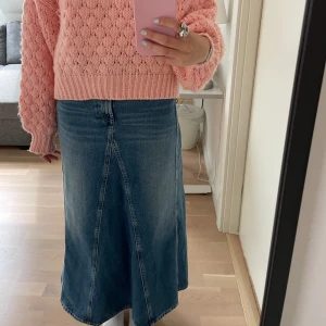 Jeanskjol - Lång jeanskjol som använts 1 gång. Köpt förra året. 